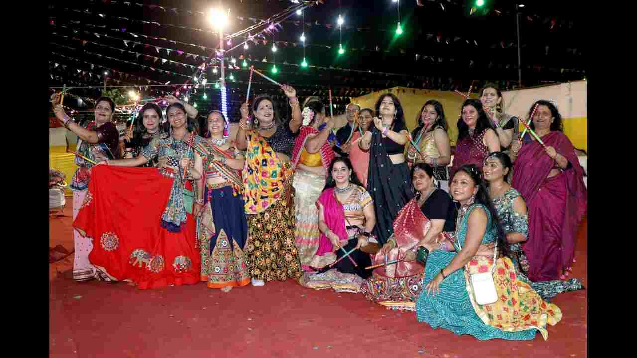 Dwarka Lit Up with Dandiya at Bal Ramlila, Devotees Danced to Mata’s Bhajans